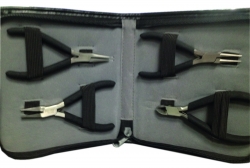 Trousse 4 pinces bijoutier mâchoires métal non strié L 120 mm